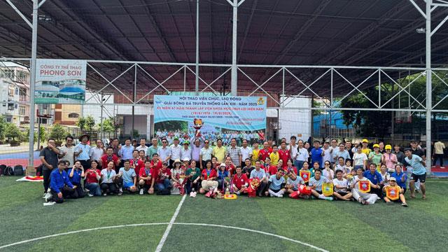 Cận cảnh cấu trúc đất phen và sự trương nở khi gặp nước, minh họa cho tầm quan trọng của việc cải tạo đất phen trong thi công xây dựng nền móng công trình